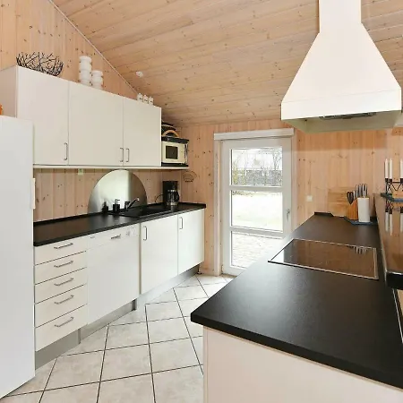 Three-bedroom Holiday In 25 *