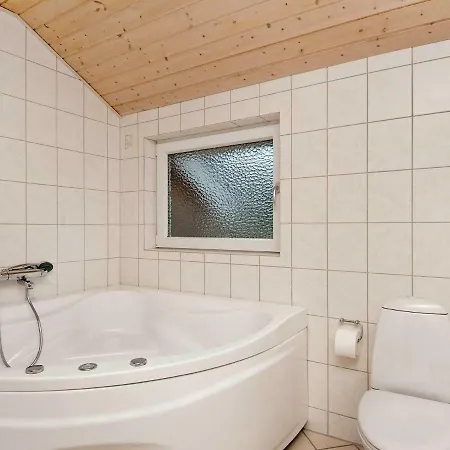 Three-bedroom Holiday In 25 Holiday home