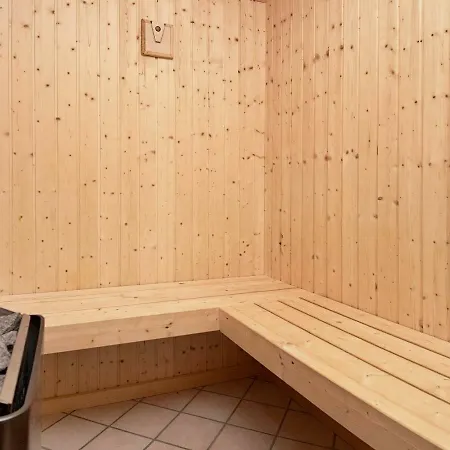 Three-bedroom Holiday In 25 *